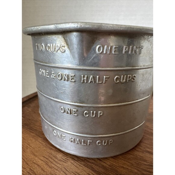 Vintage ALUMINUM Measuring TWO Cup Capacity w/ Handle & Double Spout - Picture 7 of 9